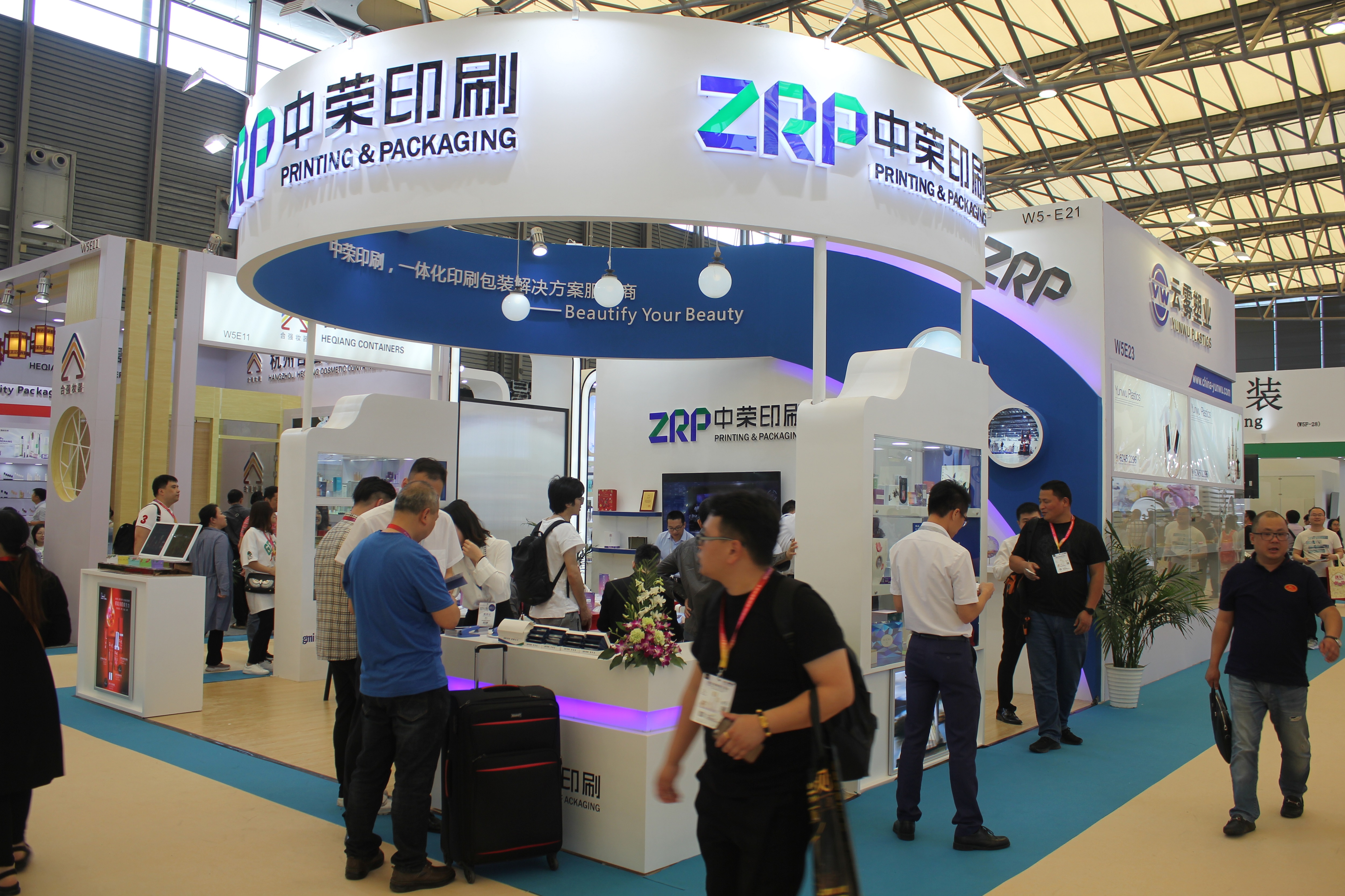 7790必发集团印刷参展上海美博会，多多创新包装吸晴无数